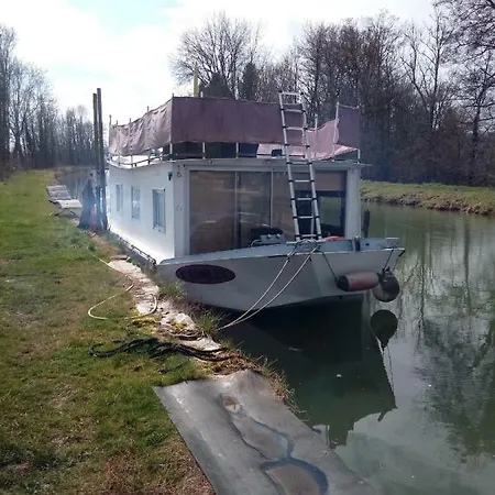 Bateau Houseboat Camille بوتيل