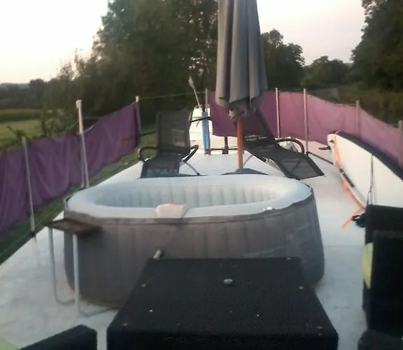 ספינת מלון Bateau Houseboat Camille